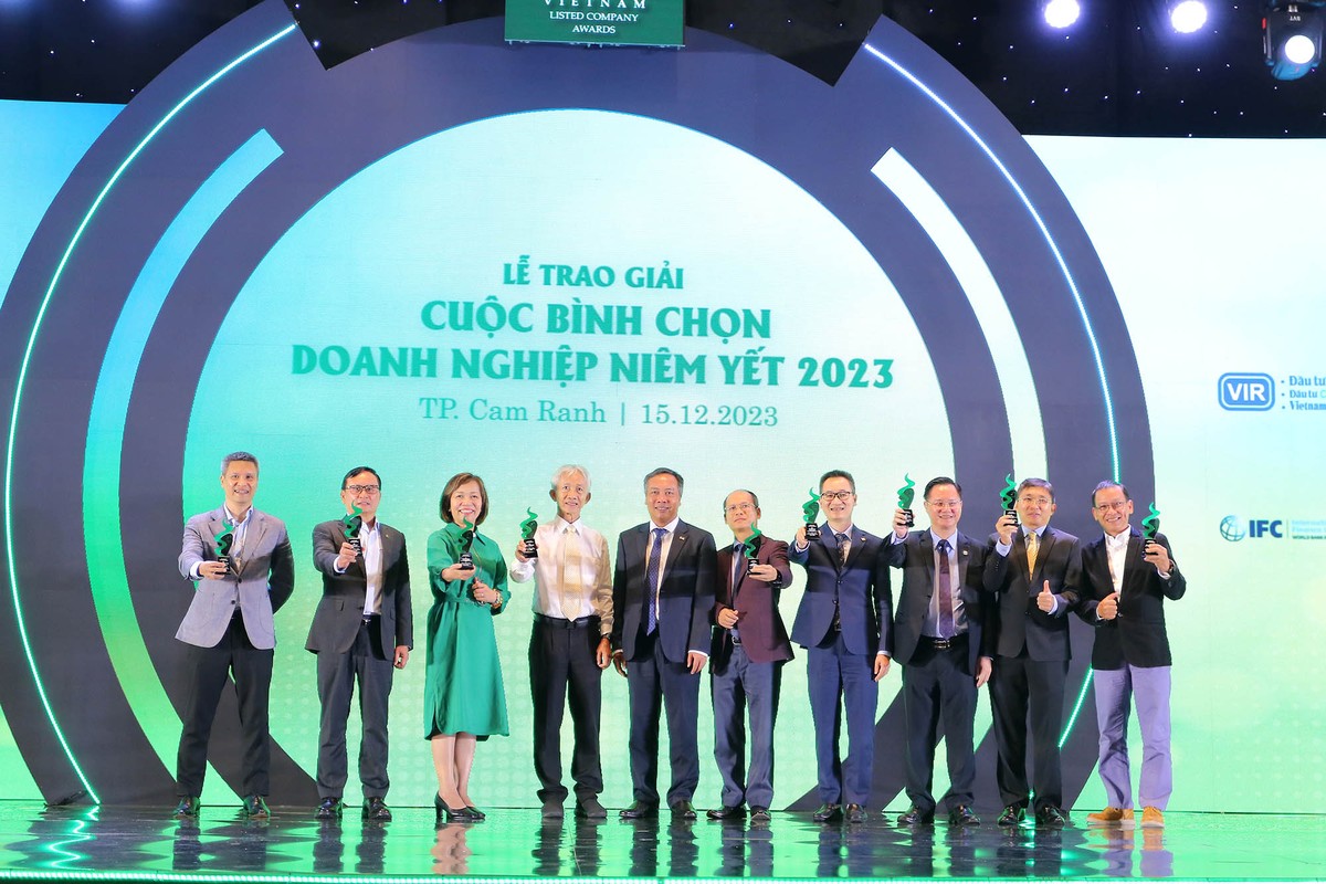 Ông Lê Trọng Minh, Tổng Biên tập Báo Kl99ok phiên bản mới, đồng Trưởng Ban Tổ chức Cuộc bình chọn DNNY 2023 trao kỷ niệm chương cho Hội đồng bình chọn.