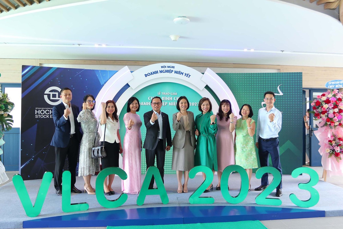 Đại diện Ban tổ chức cùng các Sở, Ban, Ngành và các Kl991.com World Cup 2026 Chính Thức chụp hình kỷ niệm thể hiện sự quyết tâm cho Phát triển bền vững.
