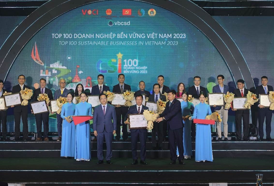 Ông Lương Xuân Mẫn – Phó Tổng Giám đốc Kl994 game bài casino hấp dẫn Phenikaa đại diện nhận bảng vinh danh từ Ban Tổ chức