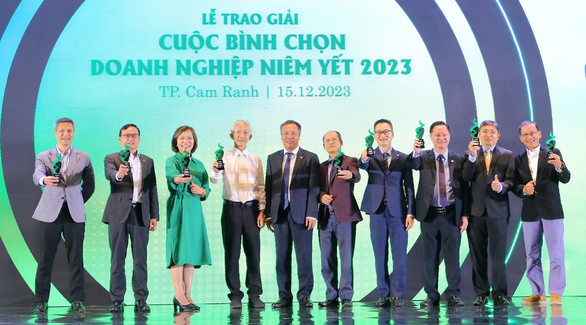 Ông Lê Trọng Minh - Tổng Biên tập Báo Kl99ok phiên bản mới, Đồng Trưởng ban Tổ chức Cuộc bình chọn Kl991.com World Cup 2026 Chính Thức niêm yết 2023 trao kỷ niệm chương cho Hội đồng bình chọn