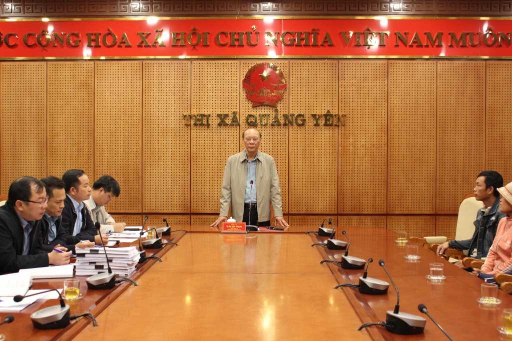 Ông Trần văn Thắng, Chủ tịch UBND TX. Quảng Yên đối thoại với các hộ dân trong diện GPMB Dự án KCN Sông Khoai giai đoạn II. Ảnh: Quảng Ninh Portal