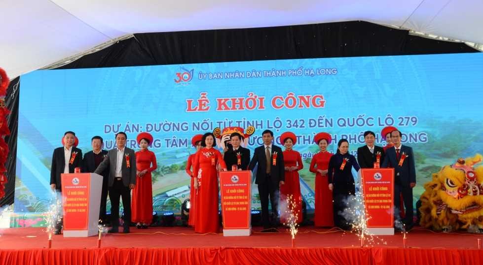 Các đại biểu thực hiện nghi thức khởi công dự án Đường nối từ tỉnh lộ 342 đến QL279 qua trung tâm xã Sơn Dương. Ảnh: Cổng thông tin điện tử tỉnh Quảng Ninh