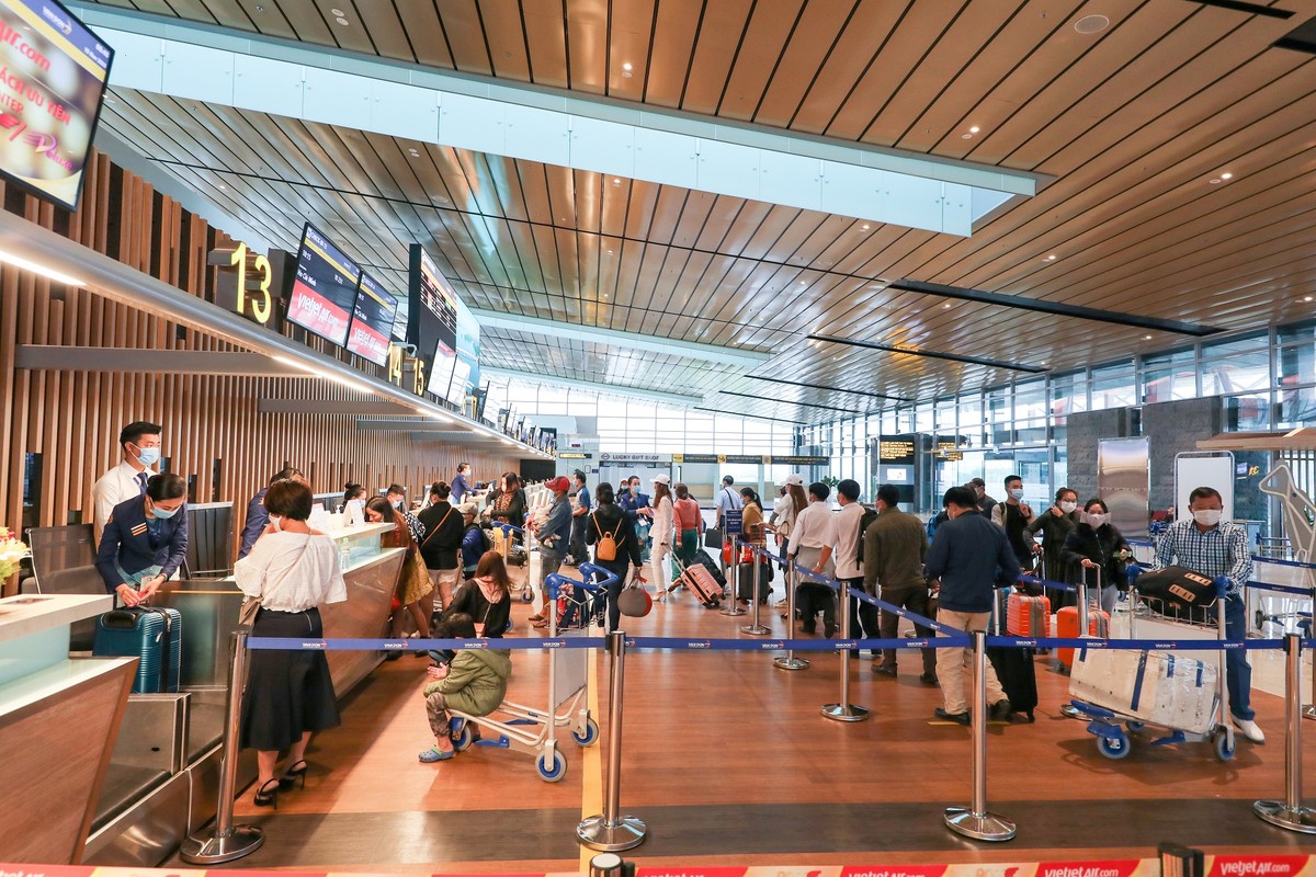 Hành khách làm thủ tục check-in tại Sân bay quốc tế Vân Đồn