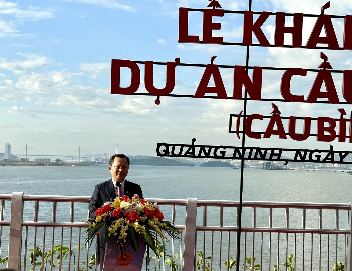 Ông Cao Tường Huy, Chủ tịch UBND tỉnh Quảng Ninh phát biểu tại lễ khánh thành Cầu Bình Minh. Ảnh: Quỳnh Nga