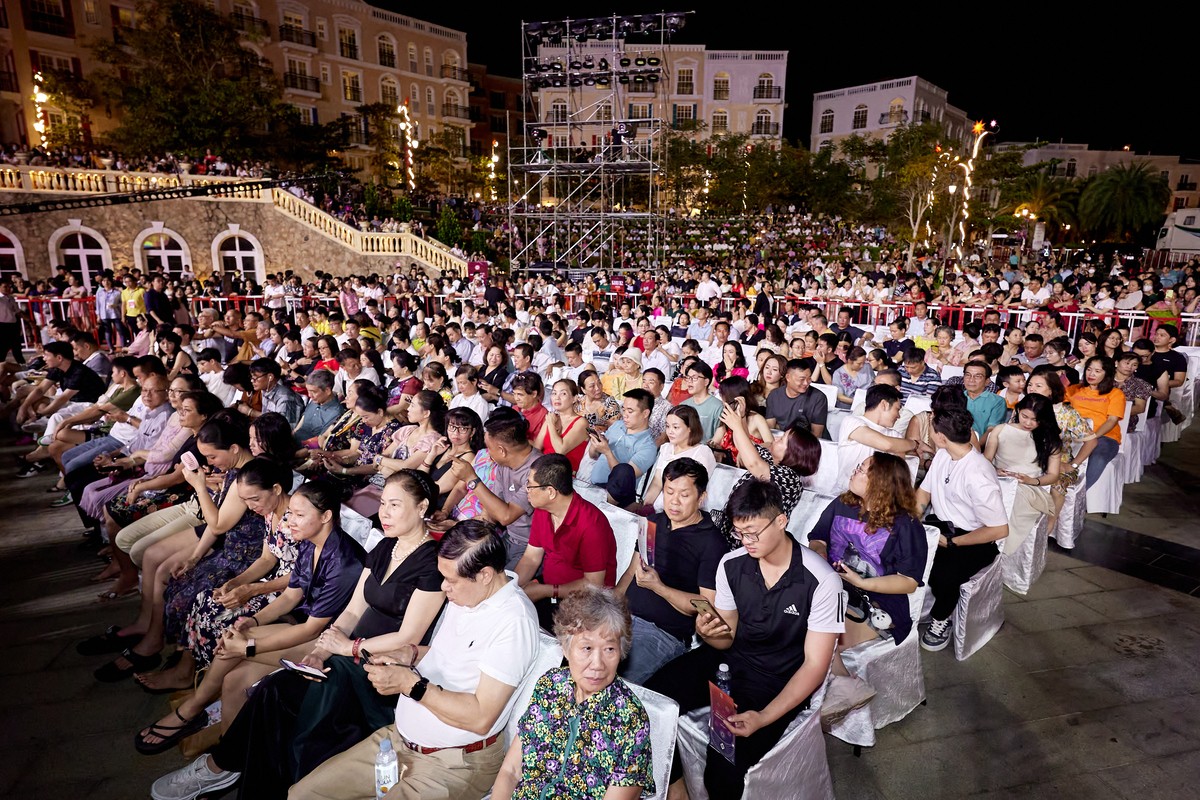 Ưước tính 50 ngàn khán giả đổ về Sunset Town xem Countdown 2024, chiêm ngưỡng pháo hoa và trải nghiệm chợ đêm Vui Phết