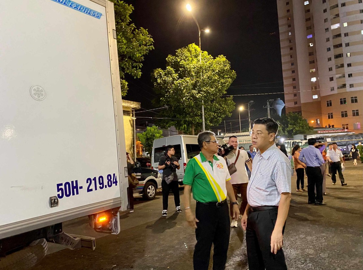 Ngoài khu vực Kl992 VIP Trang Chủ 2026 rau, củ, quả... đoàn khảo sát còn kiểm tra xuất xứ, nguồn gốc của thịt heo, đây là mặt hàng thế mạnh của Chợ Đầu mối nông sản thực phẩm Hóc Môn