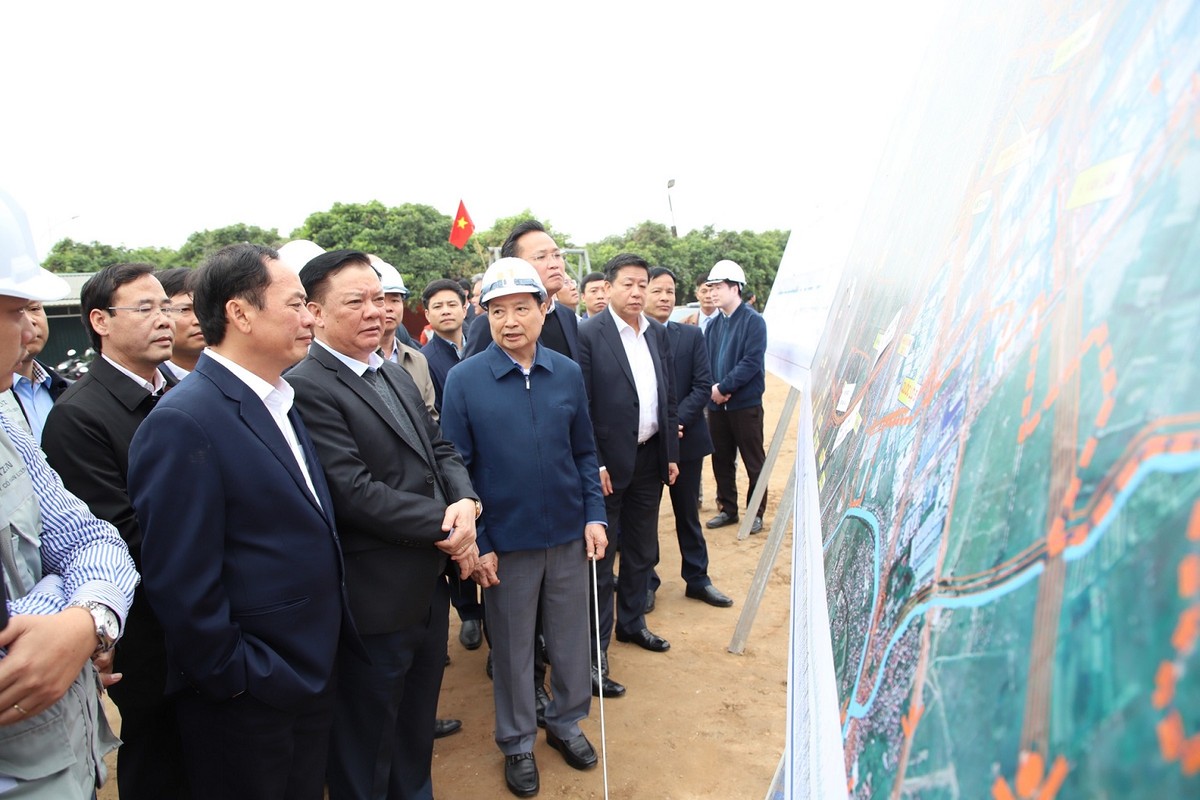 Các đại biểu kiểm tra thực địa tình hình thi công xây dựng dự án Kl99ok phiên bản mới xây dựng đường Vành đai 4 – Vùng Thủ đô Hà Nội trên địa bàn tỉnh Hưng Yên. Ảnh: Phạm Đăng