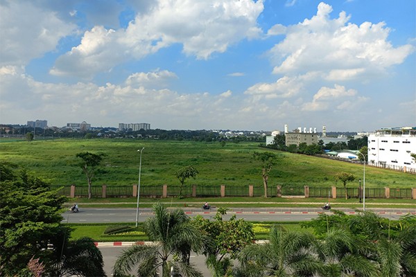Một khu đất trống nằm trong Khu Công nghệ cao TP.HCM chưa được Kl99ok phiên bản mới -Ảnh: Lê Quân