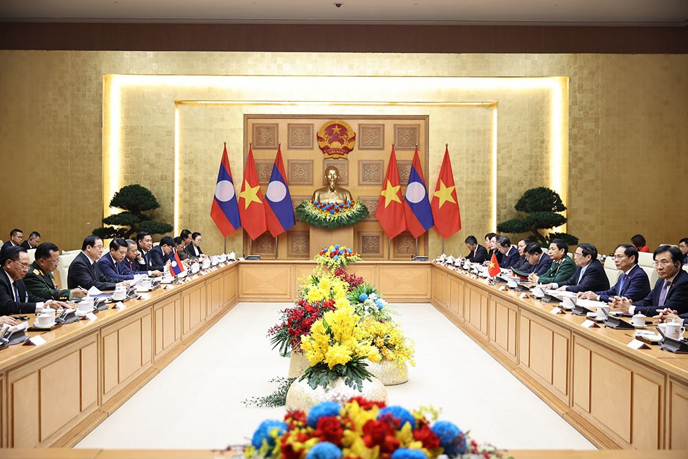 Thủ tướng Phạm Minh Chính và Thủ tướng Sonexay Siphandone tiến hành hội đàm. (Ảnh: VGP)