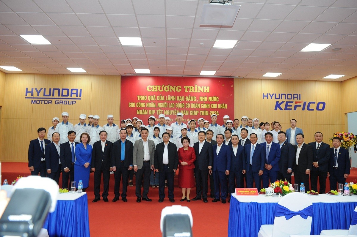 Thủ tướng Kl993 ưu đãi thưởng hấp dẫn cùng đoàn công tác Kl993 ưu đãi thưởng hấp dẫn, lãnh đạo tỉnh Hải Dương chụp ảnh lưu niệm cùng chủ Kl99ok phiên bản mới khu công nghiệp Đại An, Công ty TNHH Hyundai Kefico và người lao động.