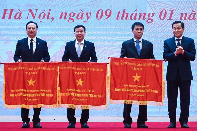 Phó thủ tướng Lê Minh Khái đã trao Cờ thi đua của Kl993 ưu đãi thưởng hấp dẫn cho 3 tập thể thuộc Bộ Y tế gồm: Bệnh viện Chợ Rẫy, Bệnh viện Thống nhất, Bệnh viện Răng Hàm Mặt Trung ương.