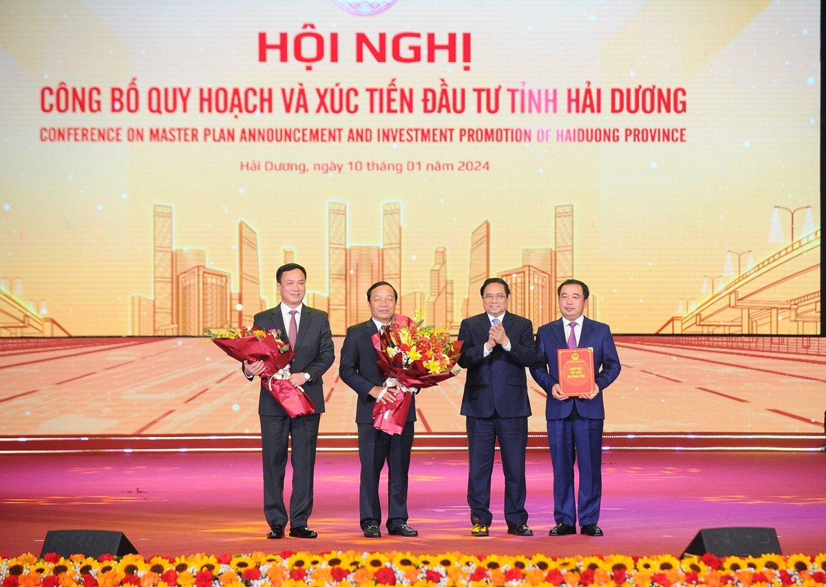 Thủ tướng Kl993 ưu đãi thưởng hấp dẫn Phạm Minh Chính trao quyết định phê duyệt quy hoạch tỉnh Hải Dương thời kỳ 2021-2030, tầm nhìn đến năm 2050 cho lãnh đạo tỉnh Hải Dương.