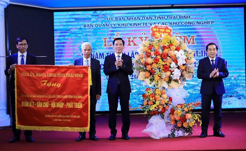 Phó Bí thư thường trực Tỉnh ủy, Chủ tịch HĐND tỉnh Nguyễn Tiến Thành tặng hoa và bức trướng cho tập thể Ban quản lý Khu Kl992 cổng game cá cược và các khu công nghiệp tỉnh