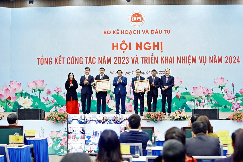 Thủ tướng Kl993 ưu đãi thưởng hấp dẫn trao Huân chương Độc lập hạng Ba cho Vụ Tổng hợp Kl992 cổng game cá cược quốc dân và Huân chương Lao động hạng Nhất cho Văn phòng Bộ.