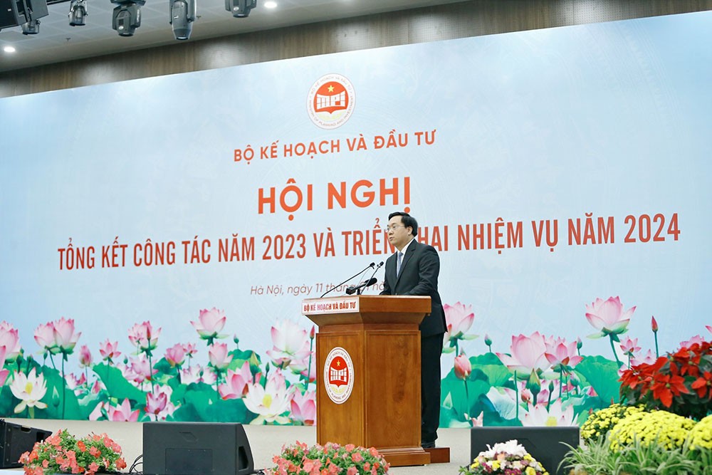 Thứ trưởng Bộ Kế hoạch và Kl99ok phiên bản mới Trần Duy Đông tuyên bố lý do, giới thiệu đại biểu tham dự Hội nghị.