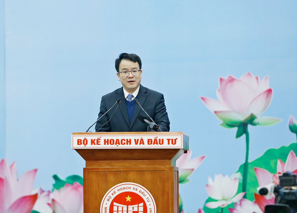 Thứ trưởng Bộ Kế hoạch và Kl99ok phiên bản mới Trần Quốc Phương trình bày Báo cáo tóm tắt tổng kết công tác năm 2023 và triển khai nhiệm vụ năm 2024.