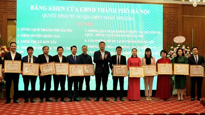 Phó Chủ tịch UBND TP. Hà Nội Nguyễn Mạnh Quyền khen thưởng cho các tập thể, cá nhân.