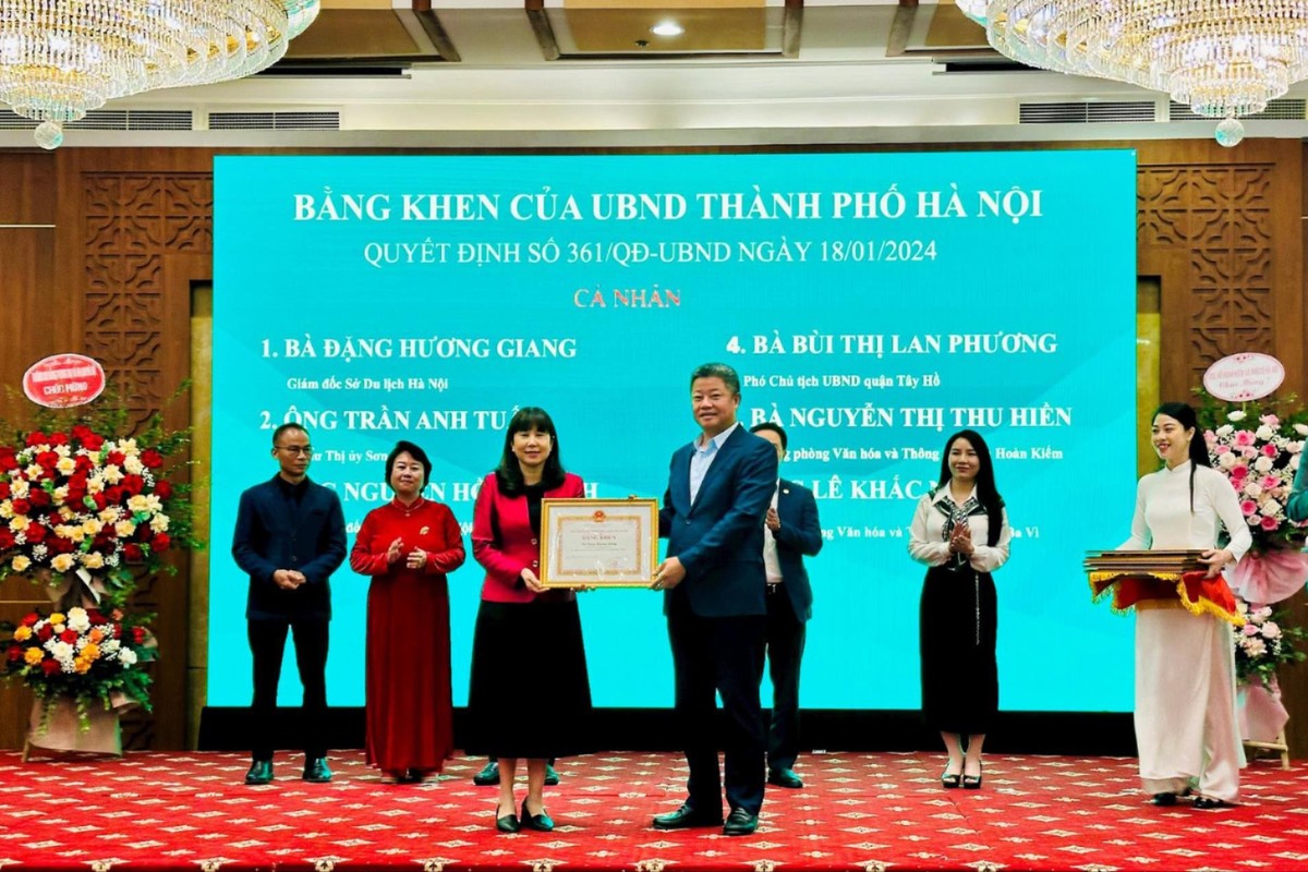 Phó Chủ tịch UBND TP. Hà Nội Nguyễn Mạnh Quyền khen thưởng cho các tập thể, cá nhân.