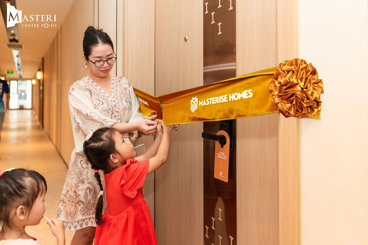Cư dân thực hiện nghi thức cắt băng “đặc trưng” của Masterise Homes khi nhận bàn giao căn hộ. Ảnh: Masteri Centre Point Cư dân thực hiện nghi thức cắt băng “đặc trưng” của Masterise Homes khi nhận bàn giao căn hộ. Ảnh: Masteri Centre Point