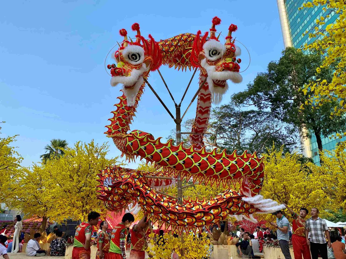 Không gian nghệ thuật sắp đặt sắc màu ngày Tết với những gốc mai bao phủ trong một bố cục đẹp mắt, hài hòa cùng các gian hàng Phố Ông đồ.