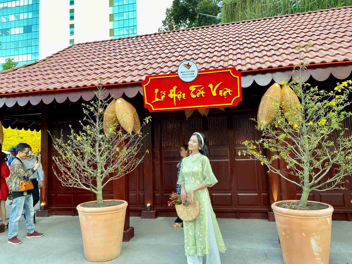 Đặc biệt, với ý tưởng kết hợp nghệ thuật sắp đặt và trải nghiệm đa giác quan, khuôn viên chính bên trong Nhà Văn hóa Thanh Niên sẽ tái hiện lại những hình ảnh Tết xưa, với cổng nhà ba gian, làng nghề, bếp củi... Các mô hình đều được thiết kế cách điệu dựa trên sự kết hợp giữa phong cách xưa và hiện đại; vật liệu được sử dụng là các sản phẩm của làng nghề truyền thống như nón lá, mái ngói, gốm nung, củi gỗ, chiếu…