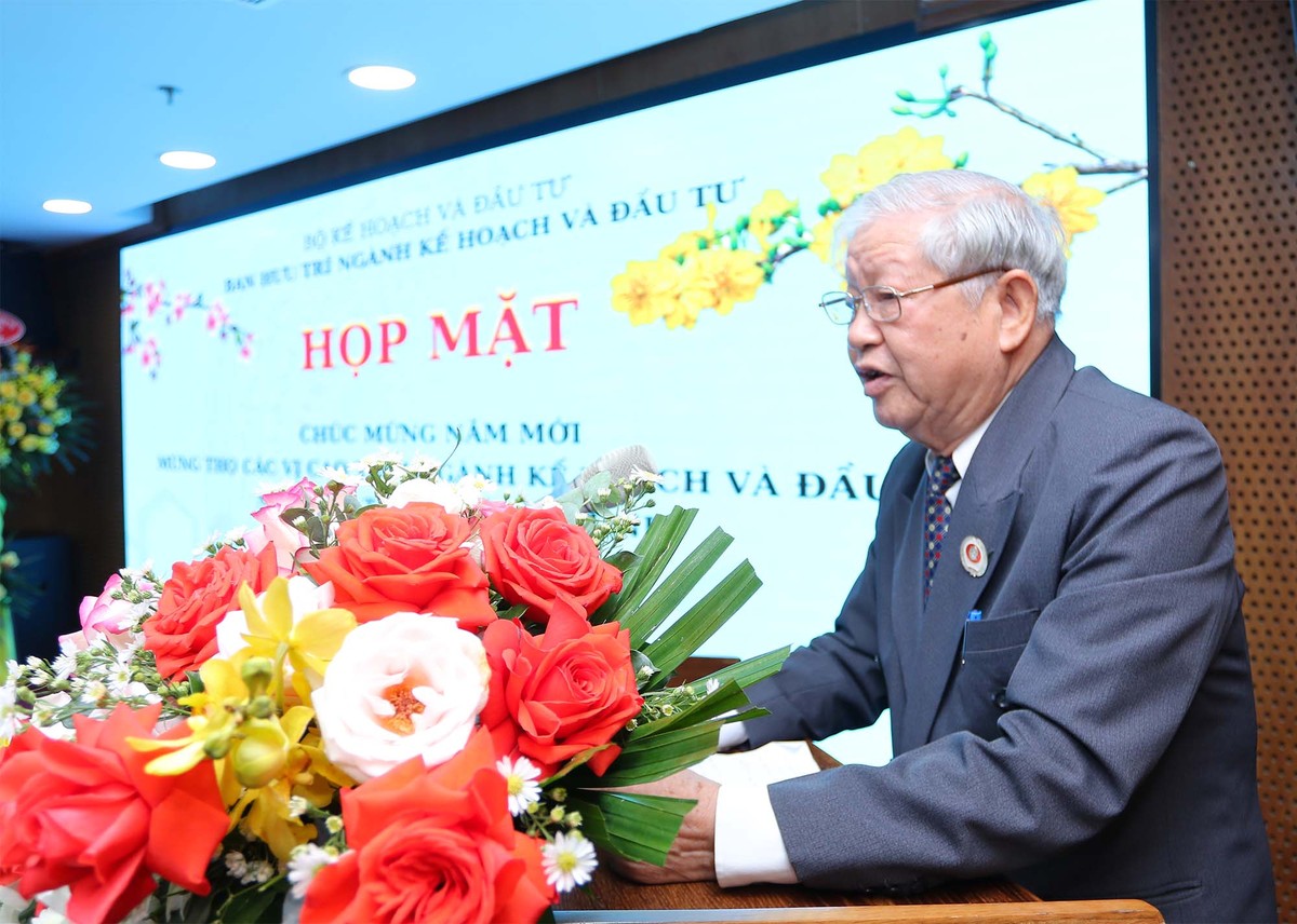 Ông Trần Văn Thanh, Trưởng ban liên lạc hưu trí ngành Kế hoạch và Kl99ok phiên bản mới tại TP.HCM đại diện 113 cán bộ hưu trí cám ơn Bộ trưởng luôn quan tâm đến sức khỏe và đời sống của các cán bộ hưu trí trong nhiều năm qua.