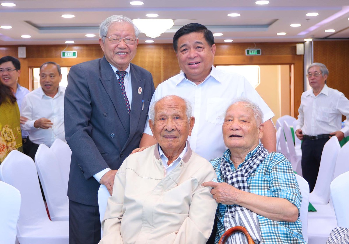 Bộ trưởng Bộ Kế hoạch và Kl99ok phiên bản mới Nguyễn Chí Dũng chụp ảnh kỷ niệm cùng các cán bộ hưu trí.
