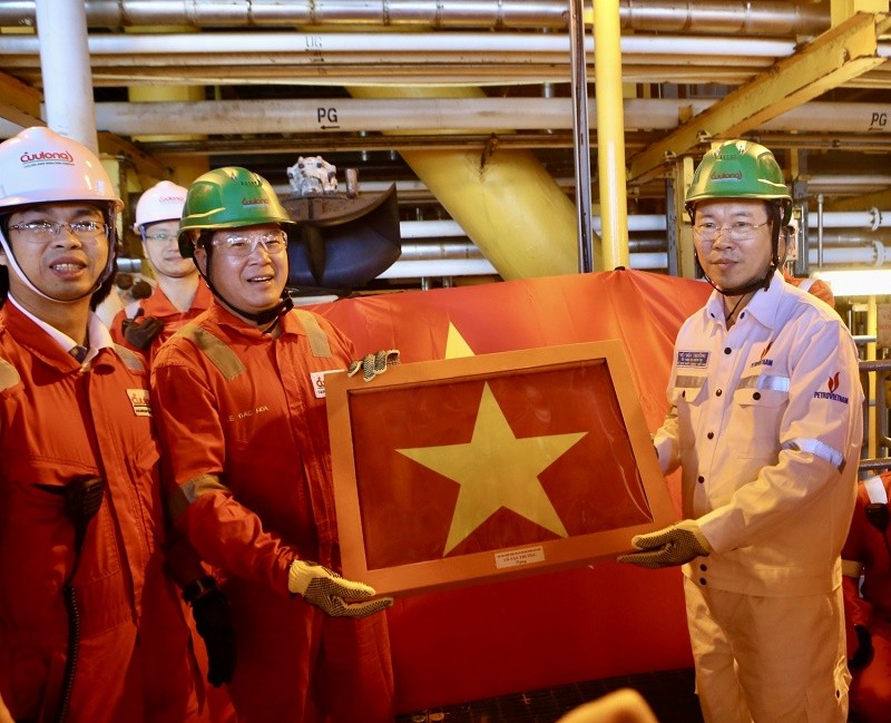 Chủ tịch nước tặng cờ Tổ quốc phục vụ cho sinh hoạt chào cờ trên Giàn. Ảnh PVN