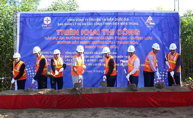 Lãnh đạo EVNNPT, chính quyền địa phương, các nhà thầu thi công thực hiện nghi thức triển khai thi công Dự án đường dây 500 kV mạch 3 cung đoạn Quảng Trạch - Quỳnh Lưu, thuộc địa bàn tỉnh Hà Tĩnh