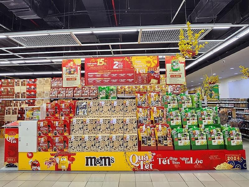 Nhiều mẫu giỏ quà Tết năm nay được đưa lên kệ ở các siêu thị từ sớm.