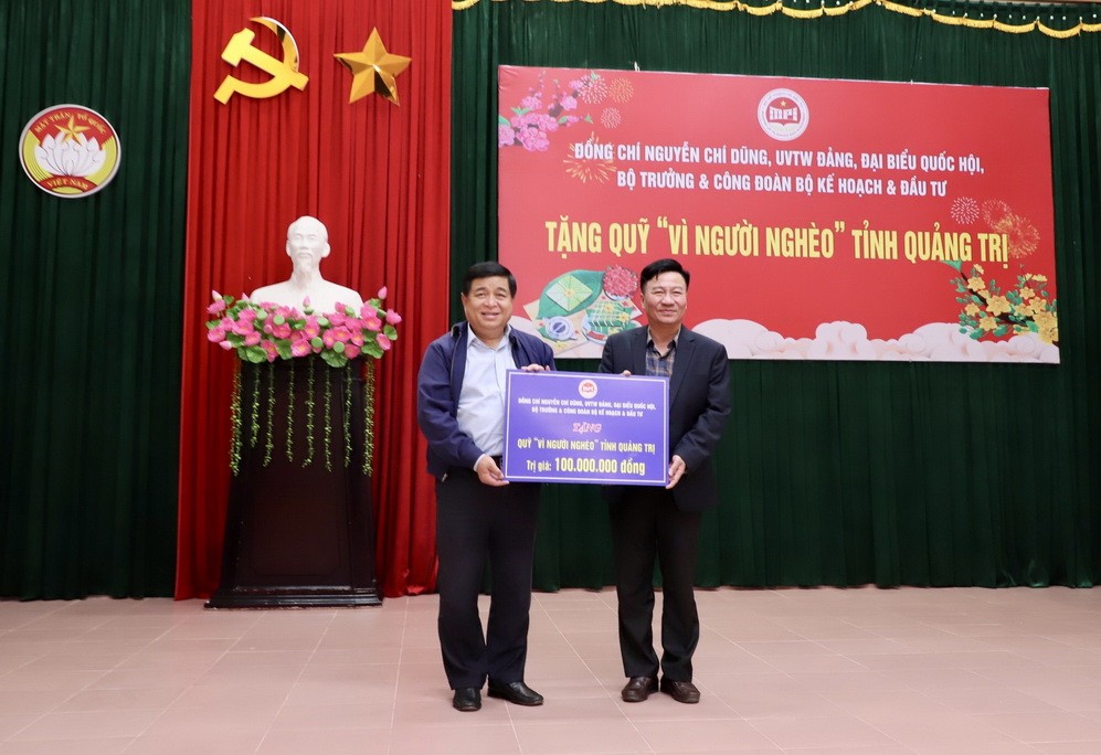 Bộ trưởng Nguyễn Chí Dũng trao tặng Quỹ vì người nghèo tỉnh Quảng Trị
