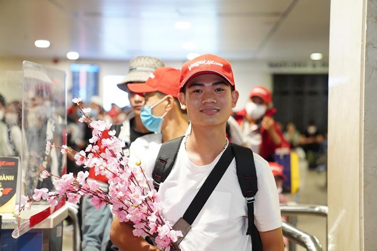 Hành khách làm thủ tục tại sân bay Tân Sơn Nhất sáng 5/2 (26 Tết) - ảnh: TL
