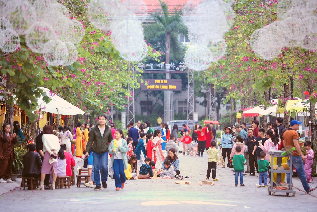 Phố đi Bộ Pont De Long Bien với không gian đa sắc, đa hoạt động và đa trải nghiệm - Ảnh: CHÍ LINH Phố đi Bộ Pont De Long Bien với không gian đa sắc, đa hoạt động và đa trải nghiệm - Ảnh: CHÍ LINH