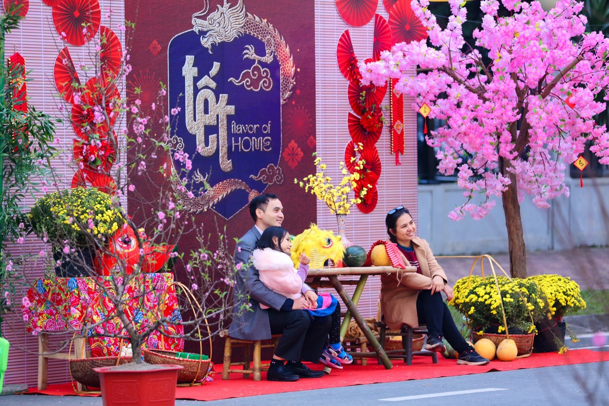 Nhiều trải nghiệm cho cả gia đình tại đường hoa xuân - Ảnh: CHÍ LINH Nhiều trải nghiệm cho cả gia đình tại đường hoa xuân - Ảnh: CHÍ LINH