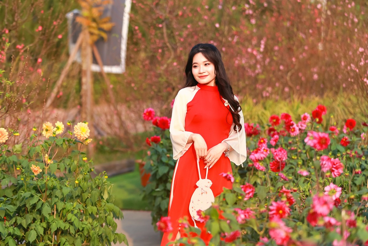 Thiếu nữ Hà thành xúng xính trong tà áo dài tại đường hoa Home Hanoi Xuan 2024 - Ảnh: CHÍ LINH Thiếu nữ Hà thành xúng xính trong tà áo dài tại đường hoa Home Hanoi Xuan 2024 - Ảnh: CHÍ LINH