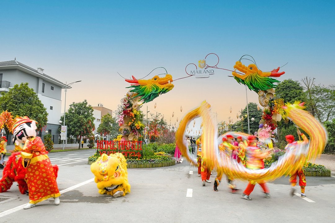Cổng chào được tạo hình với linh vật rồng bằng vật liệu tự nhiên - Ảnh: CHÍ LINH Cổng chào được tạo hình với linh vật rồng bằng vật liệu tự nhiên - Ảnh: CHÍ LINH