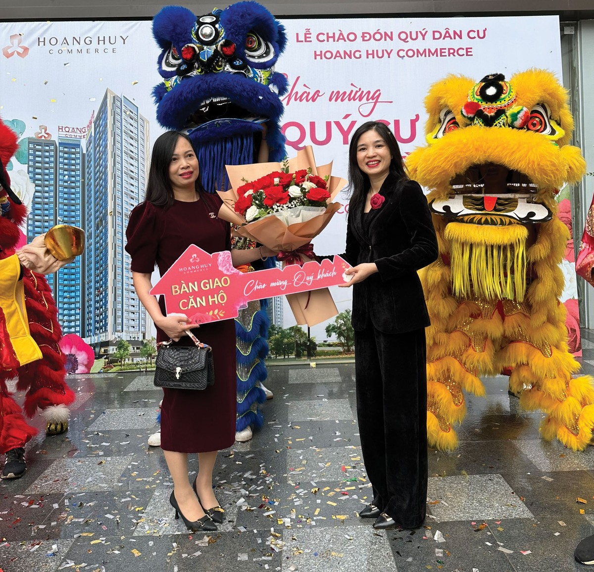 Lễ bàn giao căn hộ, chào đón cư dân của dự án Hoang Huy Commerce diễn ra trang trọng. Trong ảnh: Đại diện chủ Kl99ok phiên bản mới thực hiện nghi thức trao chìa khóa căn hộ và chúc mừng khách hàng.