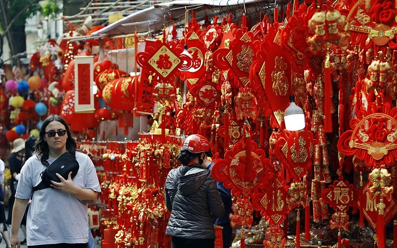 Mặc dù sáng 28 Tết có mưa và thời tiết khá lạnh, nhưng du khách nước ngoài vẫn cảm thấy khá thoải mái với áo cộc tay dù nhiều người Hà Nội đã vội vàng mặc thêm áo ấm.
