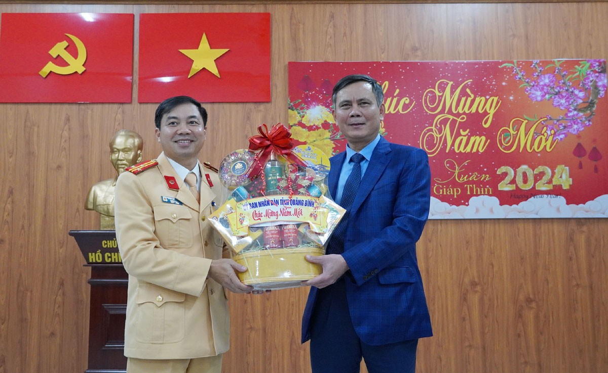 Chủ tịch UBND tỉnh Quảng Bình Trần thắng tặng quà, thăm hỏi, động viên cán bộ, chiến sĩ Phòng CSGT, Công an tỉnh Quảng Bình.