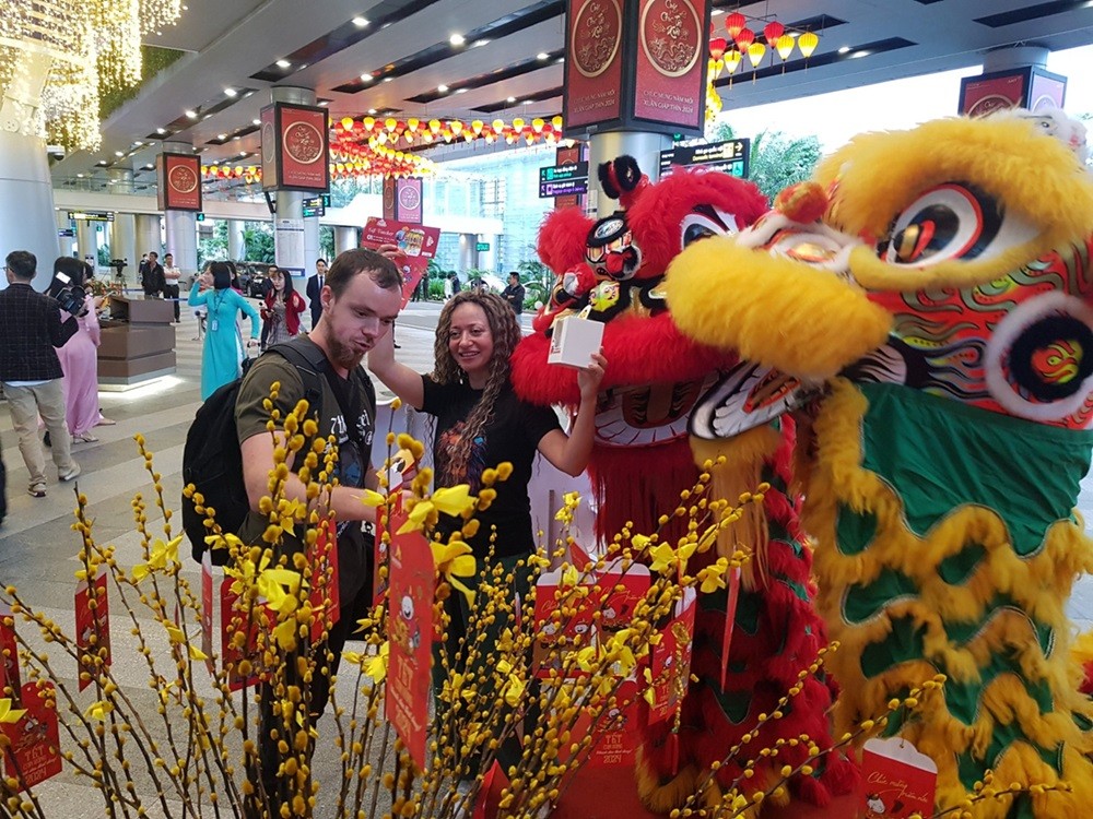 Du khách tận hưởng không khí Tết tại Đà Nẵng.