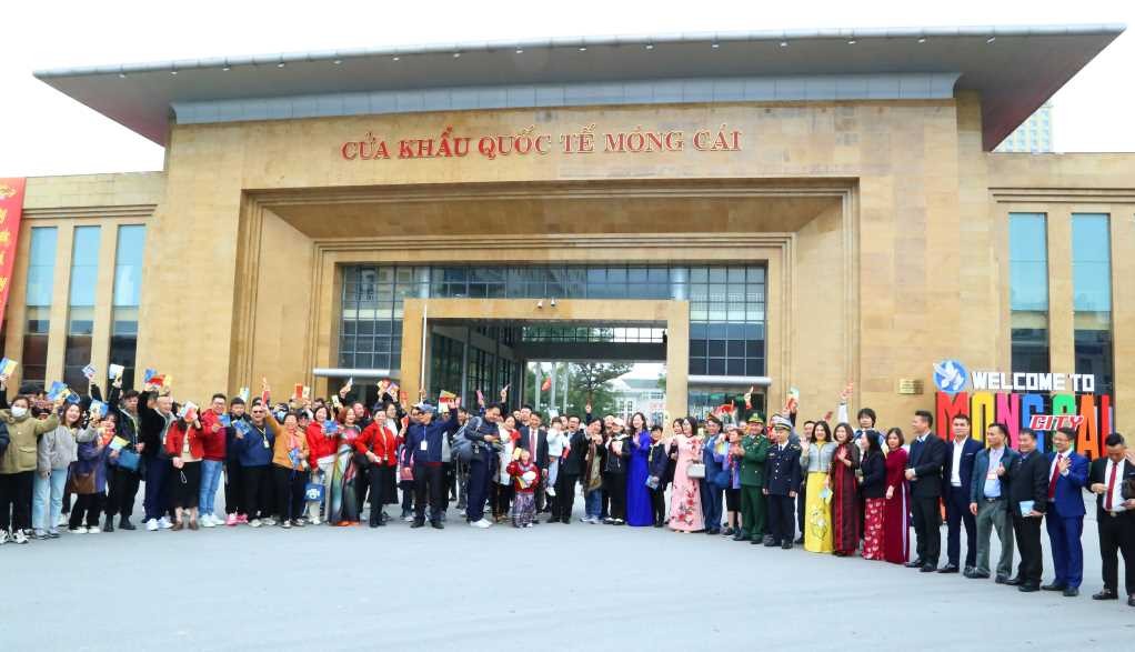 Du khách quốc tế hân hoan trong ngày đầu năm mới. Nguồn: Quảng Ninh Portal.