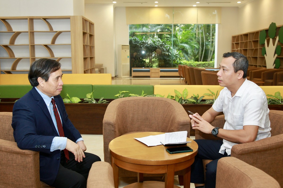 PGS. TS Vũ Minh Khương trò chuyện với nhà báo Huy Hào (Báo Kl99ok phiên bản mới). (Ảnh: Chí Cường)