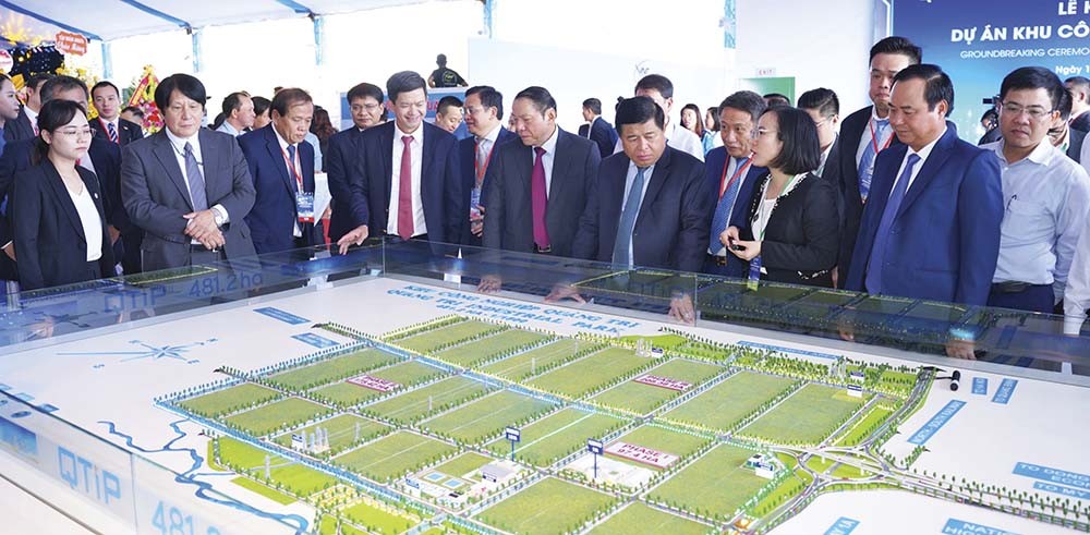Lãnh đạo bộ, ngành, địa phương tham quan mô hình Dự án Khu công nghiệp Quảng Trị Lãnh đạo bộ, ngành, địa phương tham quan mô hình Dự án Khu công nghiệp Quảng Trị