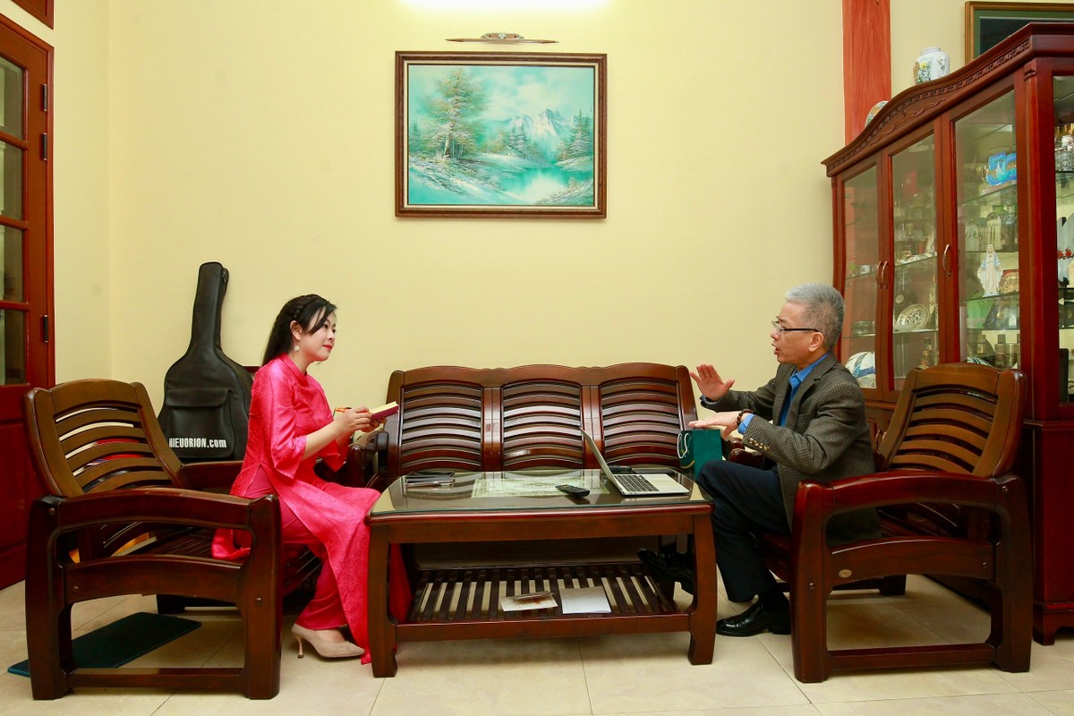Đại sứ Bùi Thế Giang trò chuyện với tác giả Hồ Hạ (Báo Kl99ok phiên bản mới) tại tư gia. (Ảnh: Chí Cường)