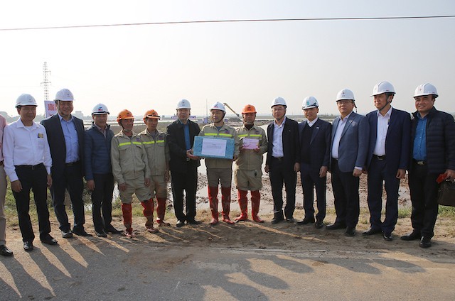 Đoàn công tác của EVN, EVNNPT tặng quà động viên đơn vị thi công vị trí 77 (thuộc địa bàn huyện Nam Trực, tỉnh Nam Định)