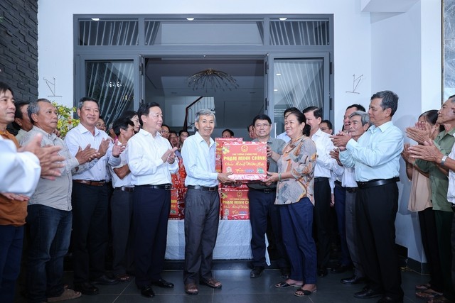 Thủ tướng Phạm Minh Chính tặng quà cho người dân tại Khu tái định cư Lộc An- Bình Sơn, huyện Long Thành - Ảnh: VGP/Nhật Bắc