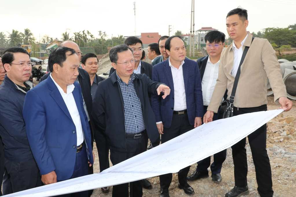 Ông Cao Tường Huy, Chủ tịch UBND tỉnh Quảng Ninh kiểm tra tiến độ thi công đường nối cầu Bến Rừng. Nguồn: Quảng Ninh Portal