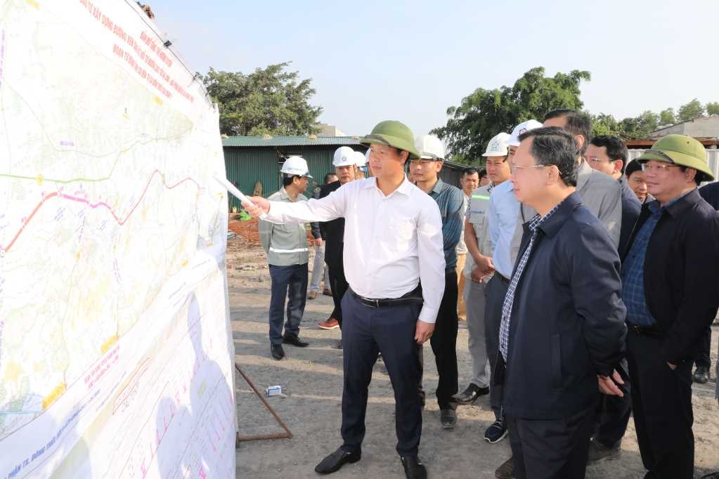 Chủ Kl99ok phiên bản mới báo cáo tiến độ thi công Đường ven sông kết nối KL99 là nhà cái cá cược trực tuyến hàng đầu tại châu Á Hạ Long - Hải Phòng đến TX Đông Triều với Chủ tịch UBND tỉnh Quảng Ninh. Nguồn: Quảng Ninh Portal.