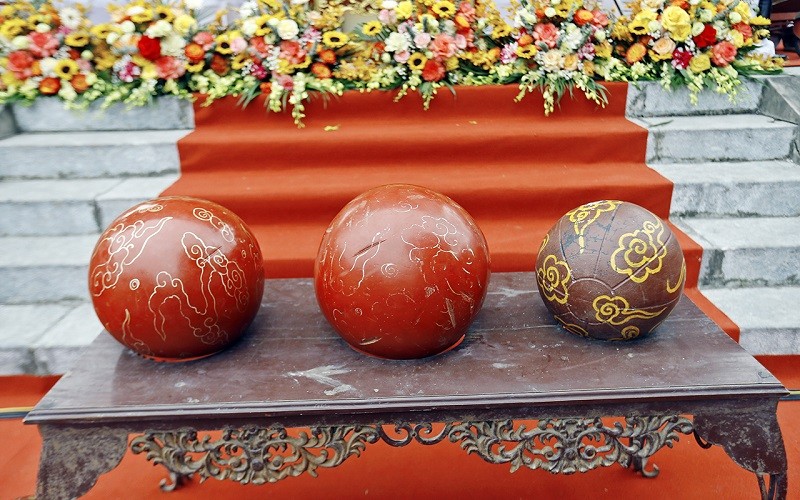 Những quả cầu son được làm từ gỗ mít sơn son thếp vàng với các kích thước phù hợp với phần thi ở các lứa tuổi. Quả cầu 10 kg dành cho lứa tuổi dưới 12 và dưới 17, quả cầu nặng nhất 20 kg dành cho thanh niên trên 18 tuổi.