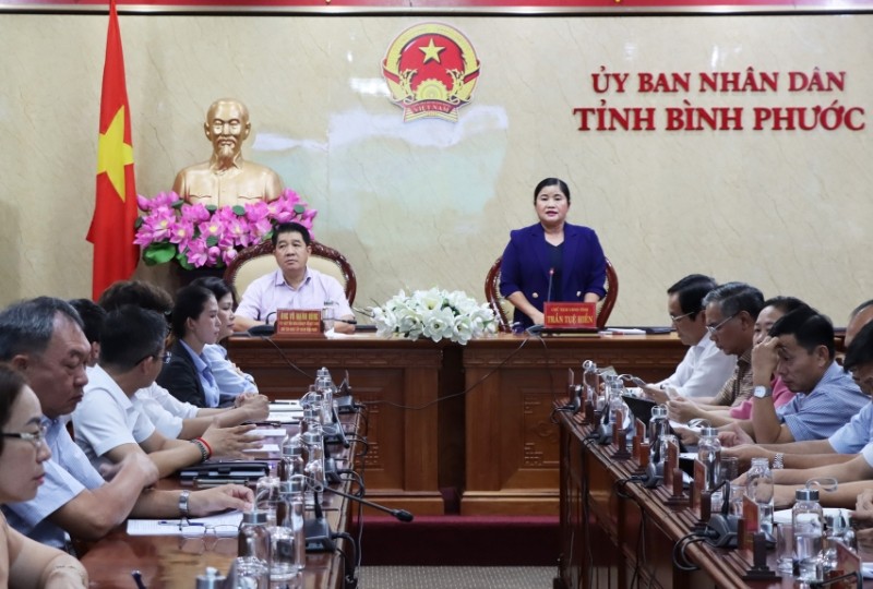 Chủ tịch UBND tỉnh Bình Phước Trần Tuệ Hiền, Phó Chủ tịch VIDA Vũ Mạnh Hùng và đại diện các sở, ban ngành Bình Phước tại buổi họp bàn tổ chức Diễn đàn.